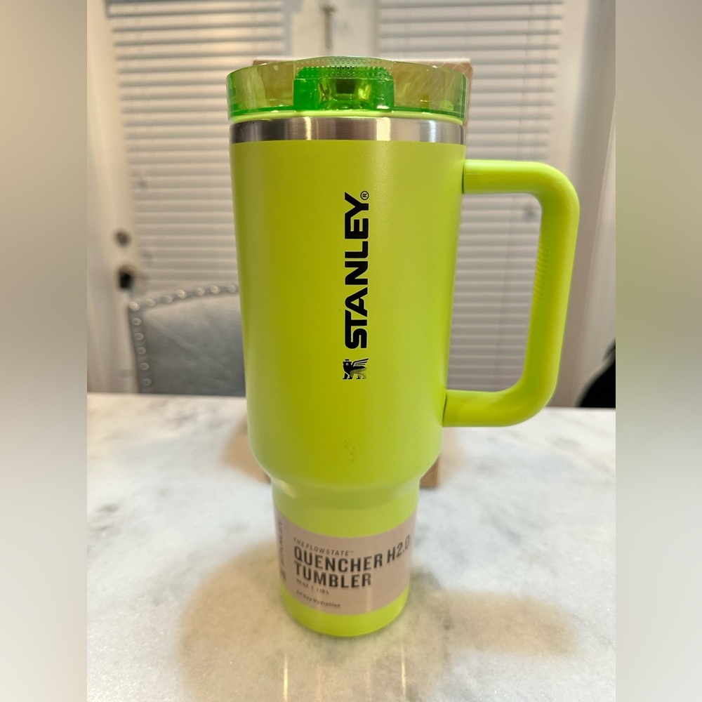 Stanley Unique Lime Green The Flow State Flip Straw Quencher H2.0 Tumbler, 40oz